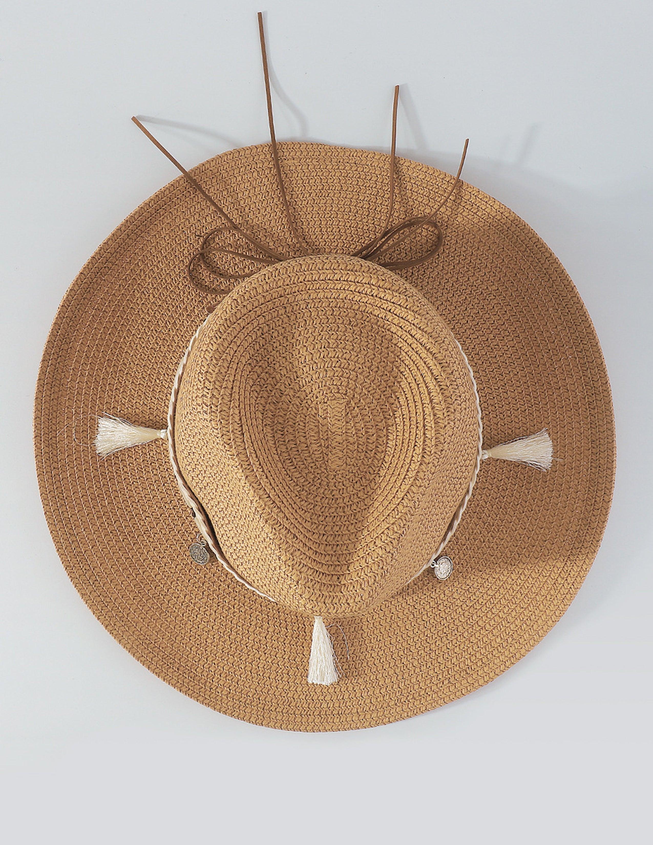 Chapeau de paille avec pompons en coquillages