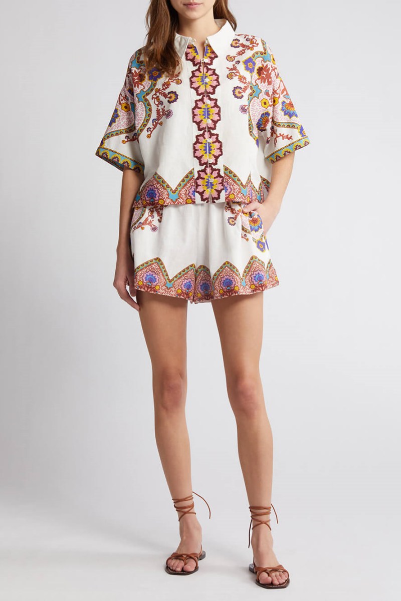 Traje de camisa y pantalón corto con estampado floral étnico