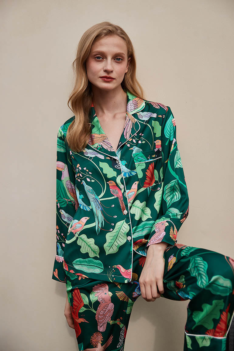 Grünes Seidenpyjama-Set mit Papageienmuster