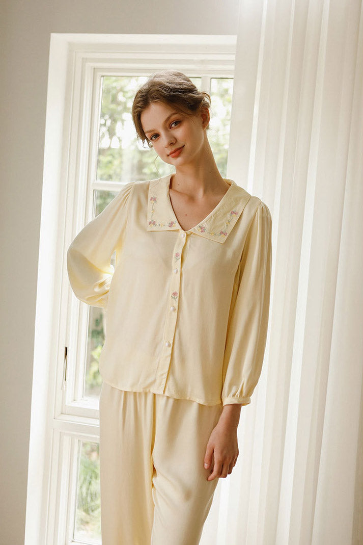 Komplet bielizny nocnej z satynowym haftem w kształcie róż