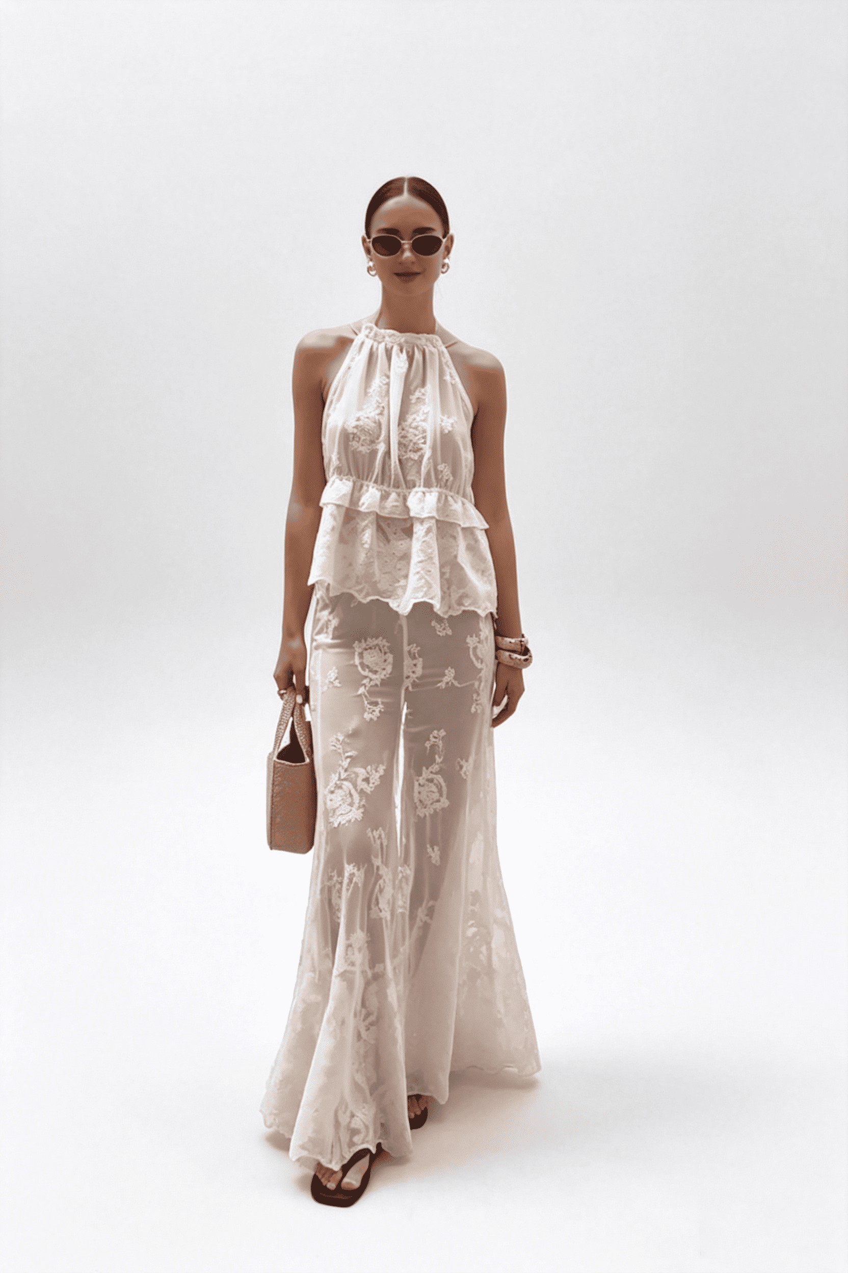 Completo con gonna aderente in pizzo e top senza maniche con collo all'americana e vita alta