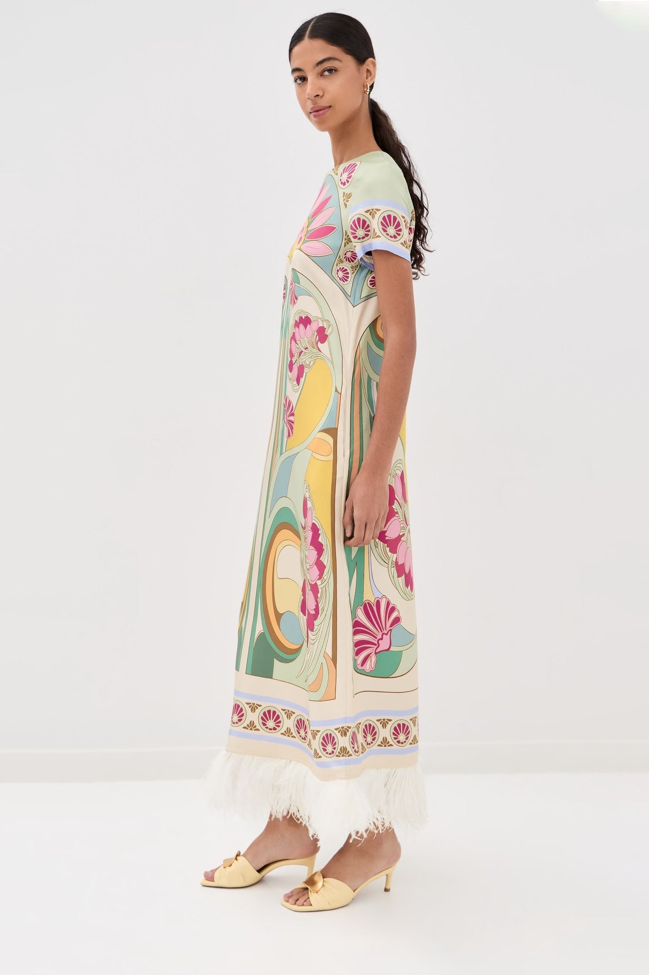 Vestido Midi Art Déco com Penas na Barra