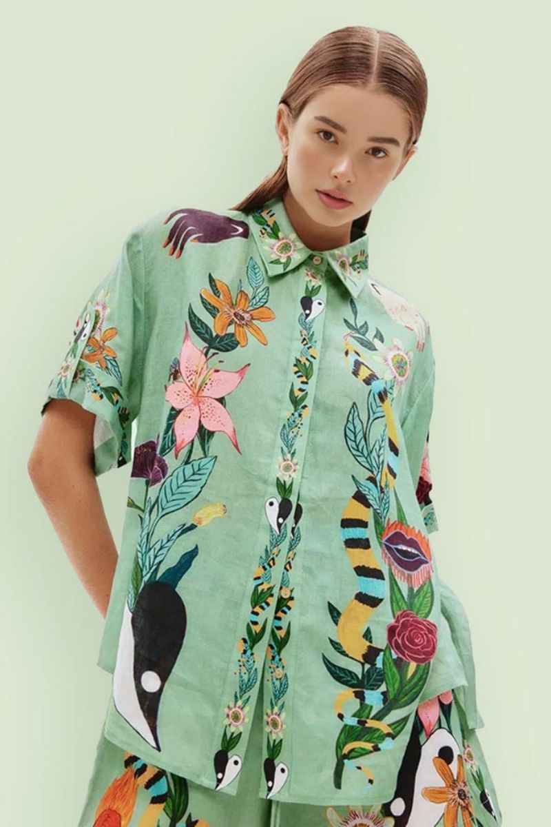 Conjunto de camisa y pantalones cortos sueltos con estampado étnico único