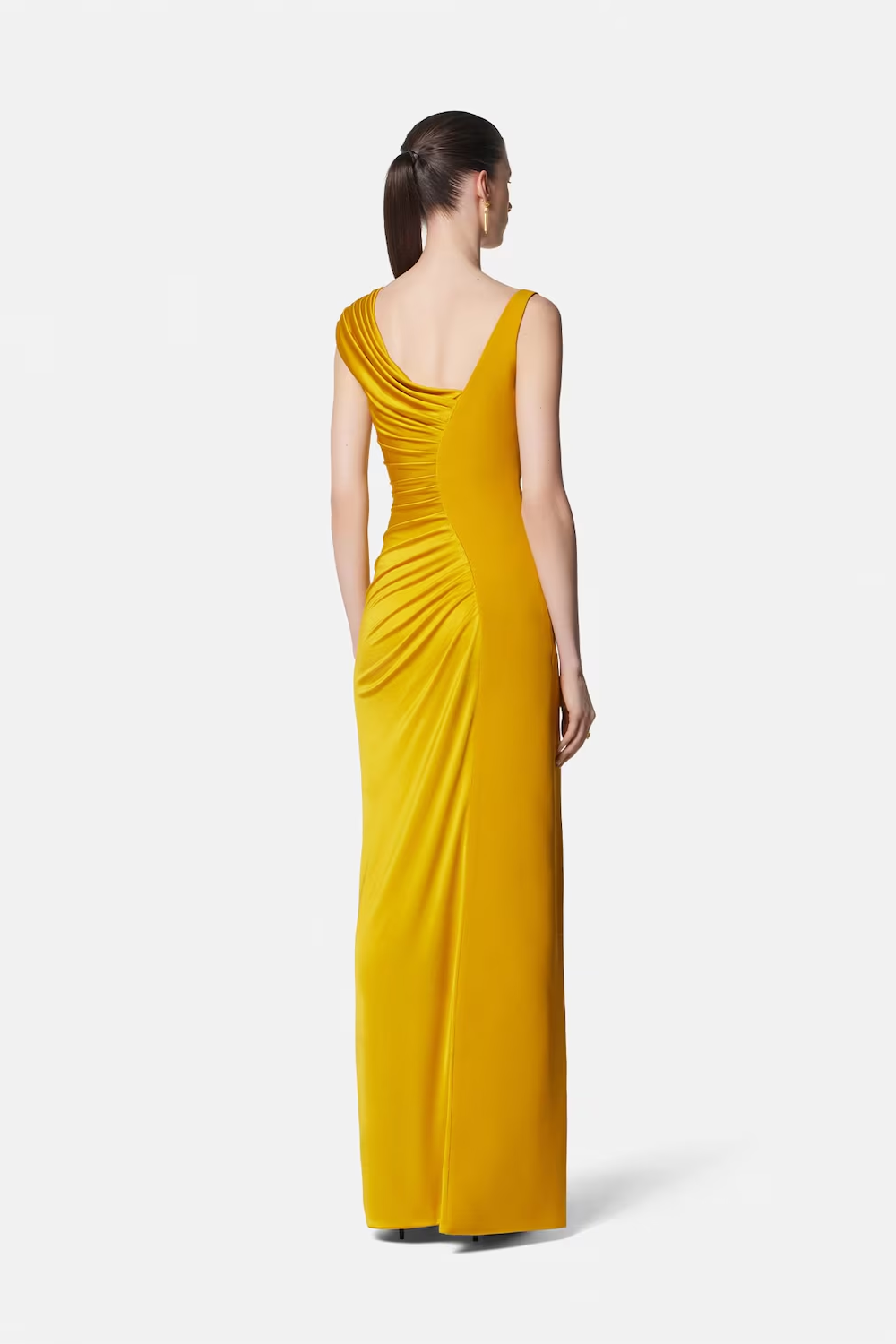 Vestido maxi con flecos y escote halter llamativo