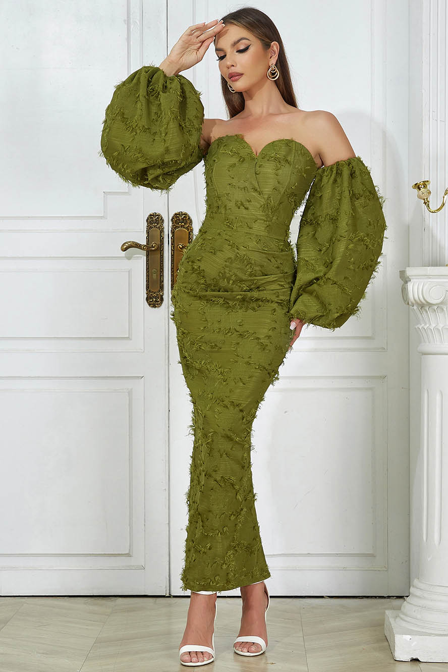 Gestricktes Maxikleid mit tiefem Rücken