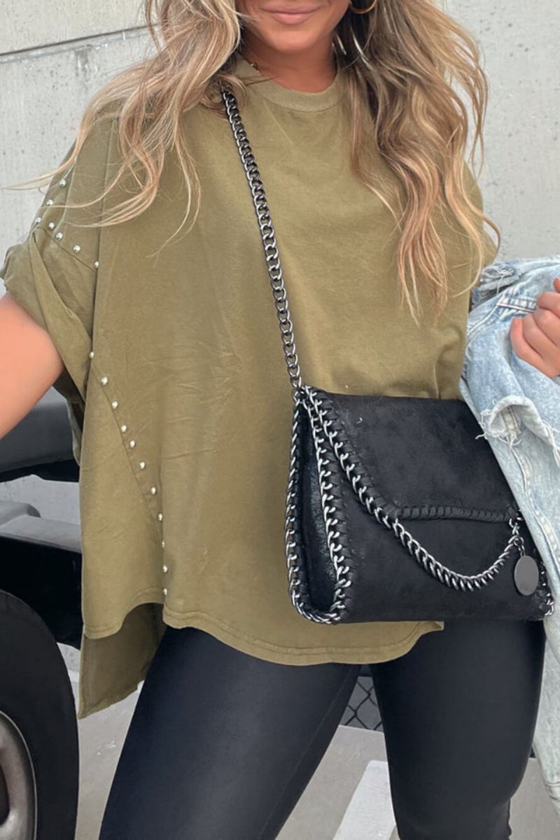 Camiseta extragrande con tachuelas y mangas enrolladas