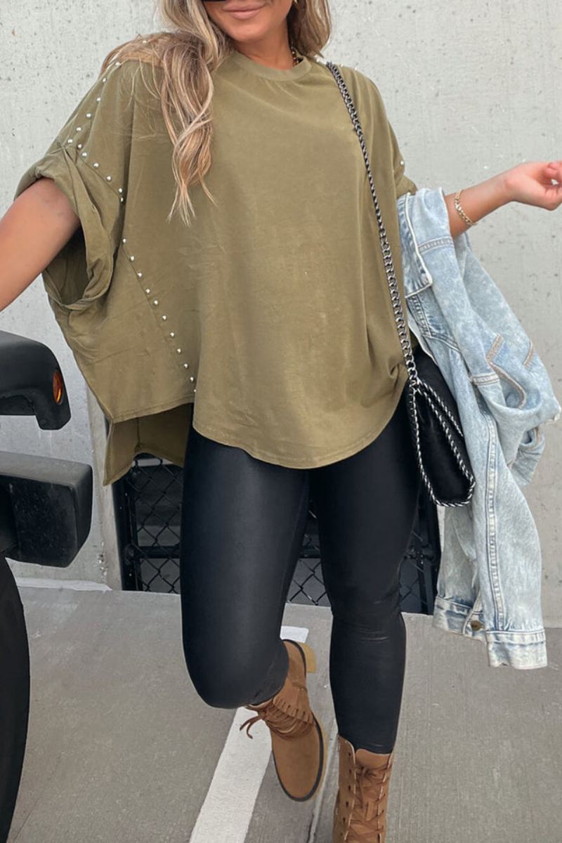Camiseta extragrande con tachuelas y mangas enrolladas
