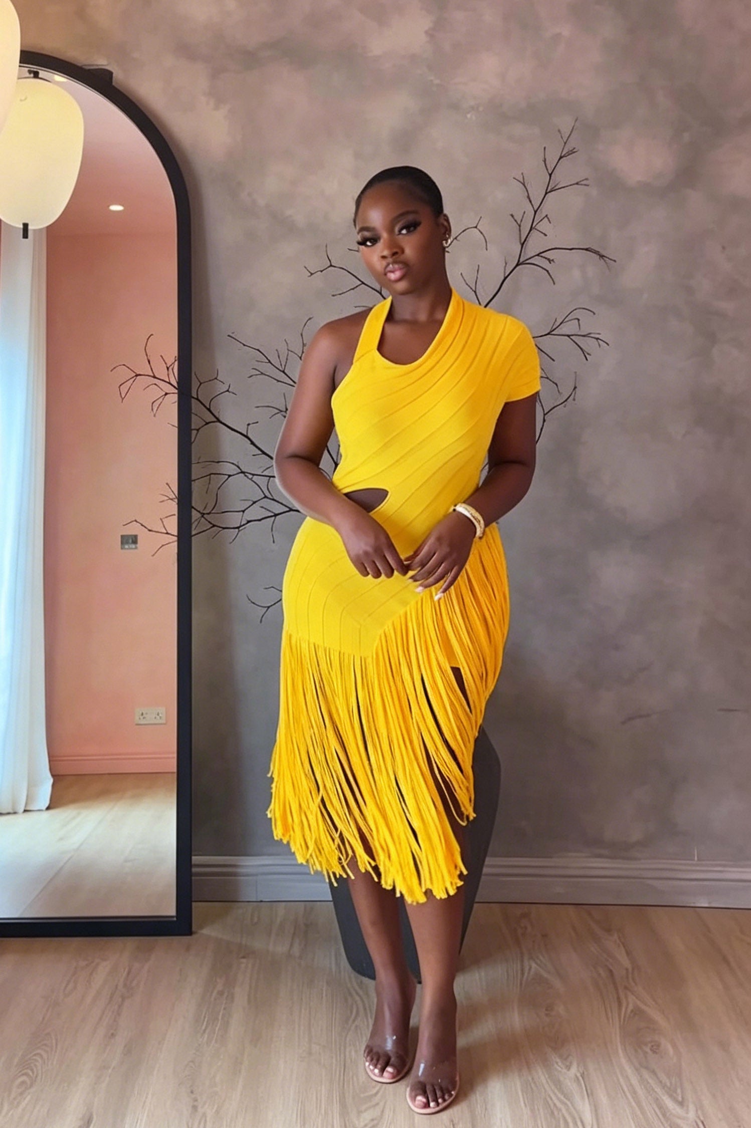 Vestido midi vibrante amarillo con recortes