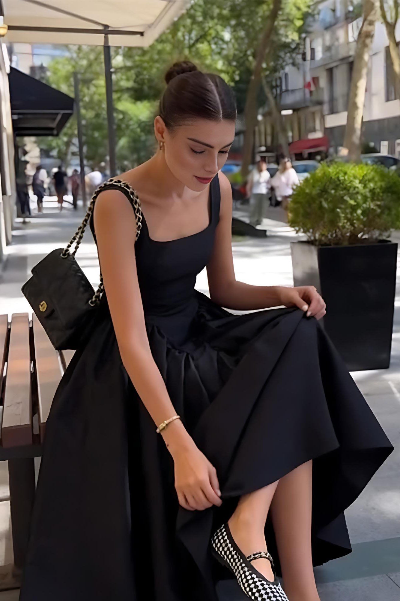 ファッション気質のリボンバックレスドレス