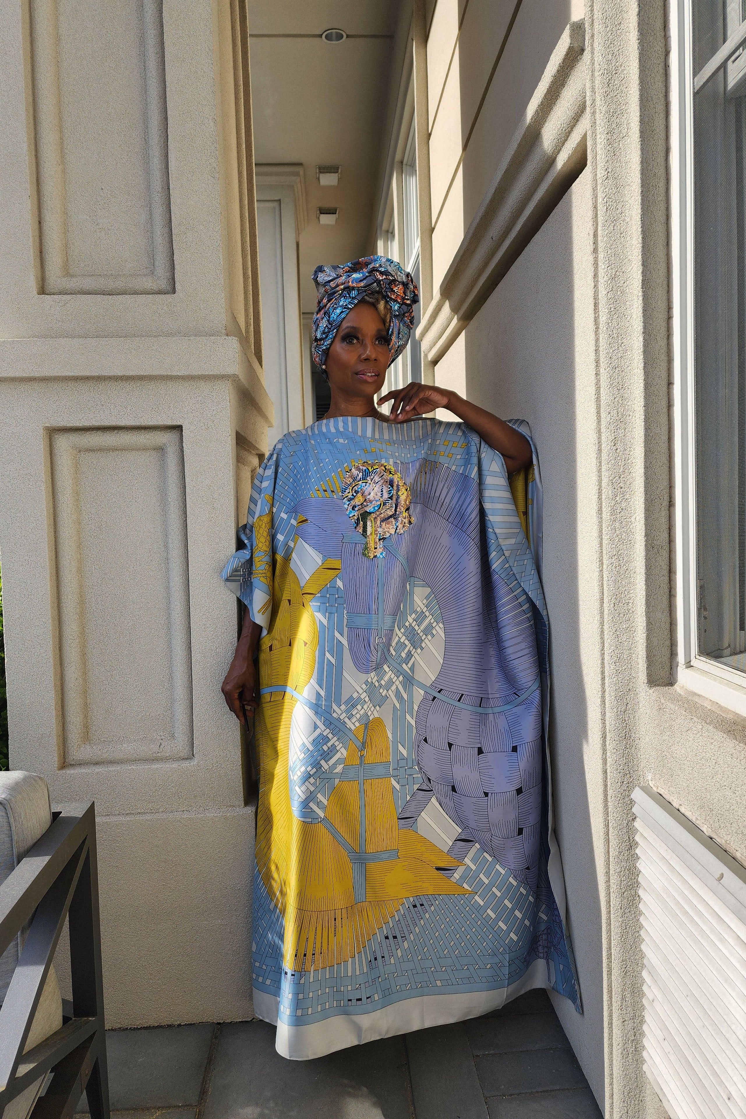 Robe longue kaftan à motif cheval abstrait