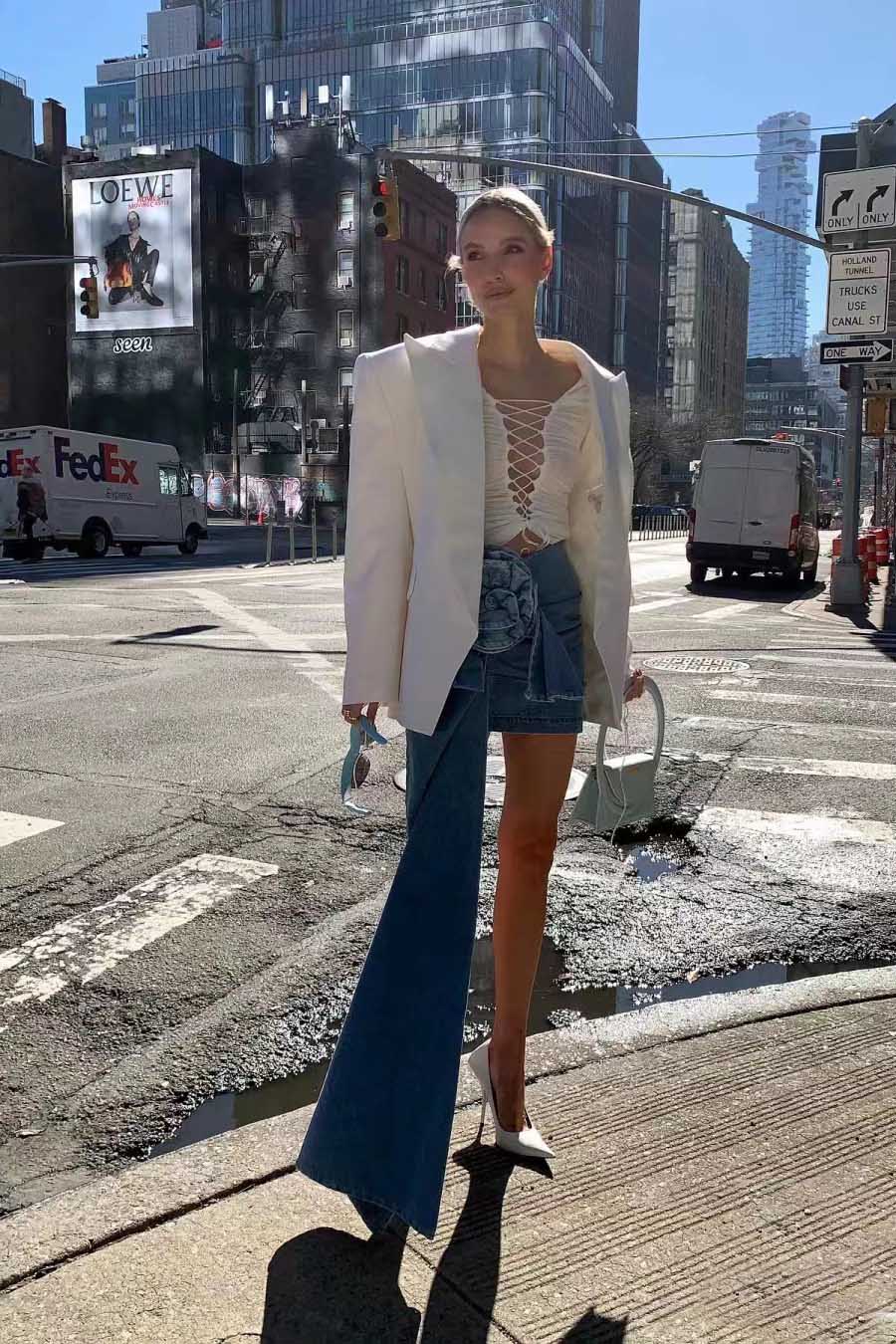 Saia Mini de Denim com Rosas 3D