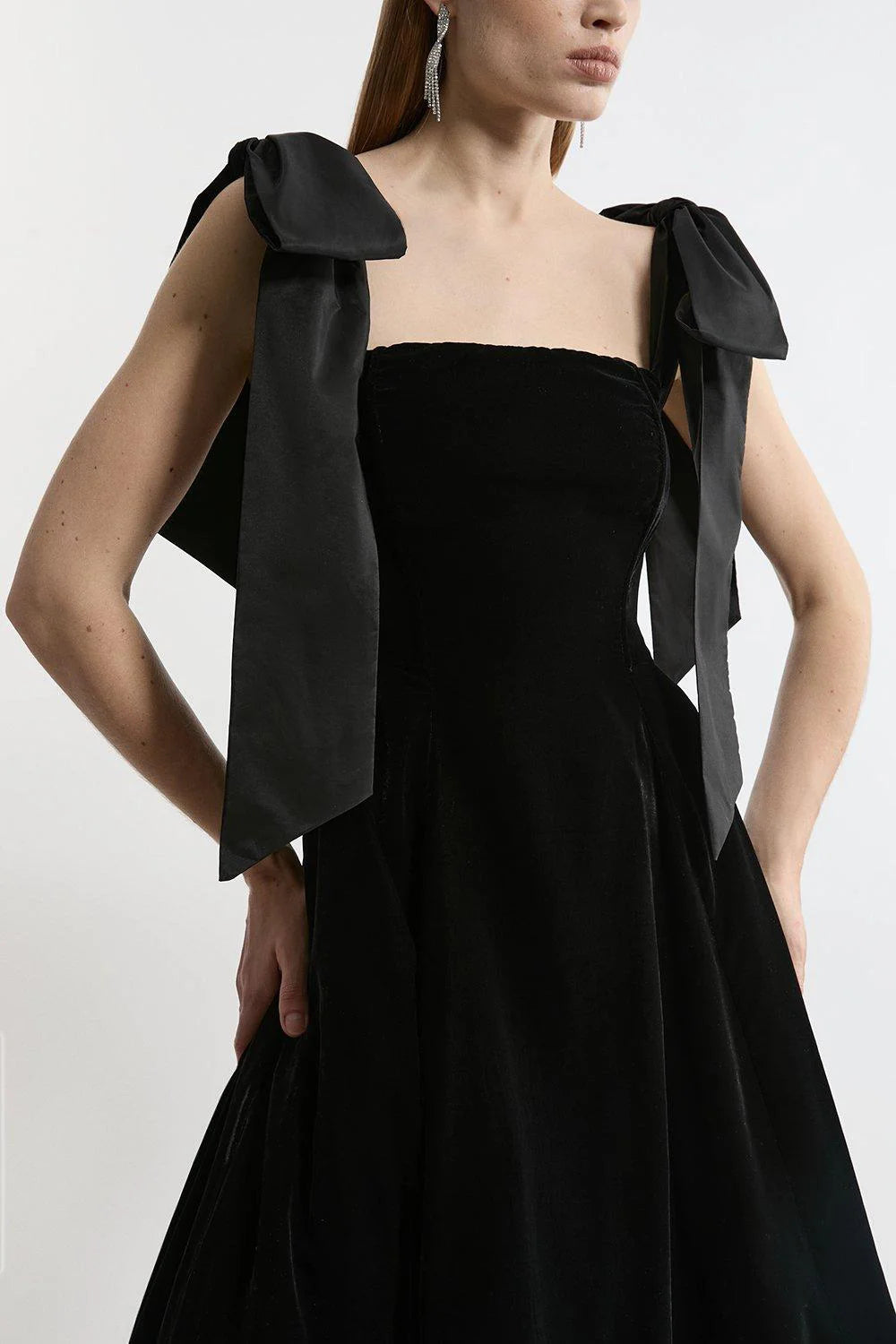 Rochie midi fără bretele cu fundă din catifea