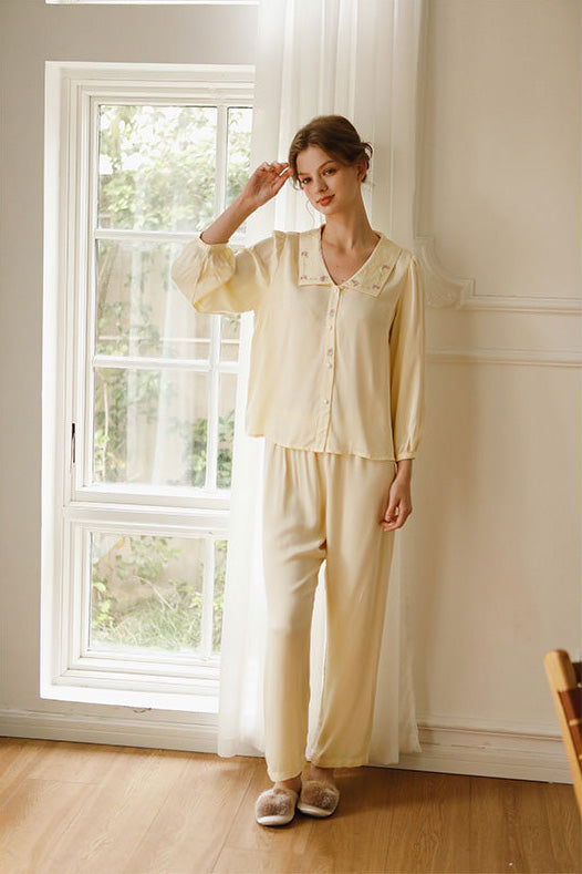 Komplet bielizny nocnej z satynowym haftem w kształcie róż