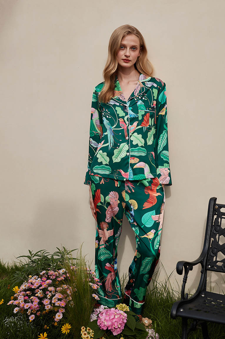 Grünes Seidenpyjama-Set mit Papageienmuster
