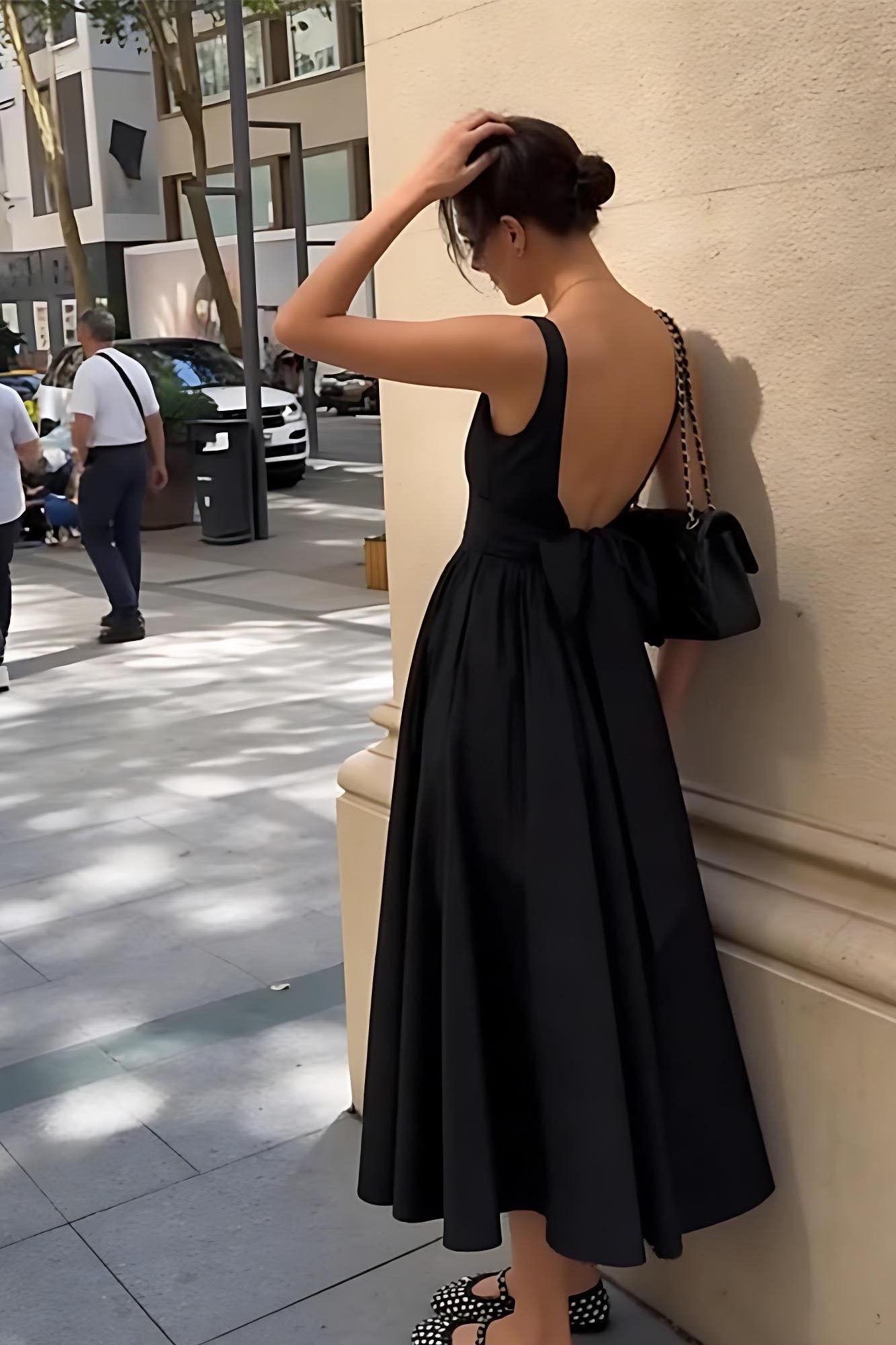 ファッション気質のリボンバックレスドレス