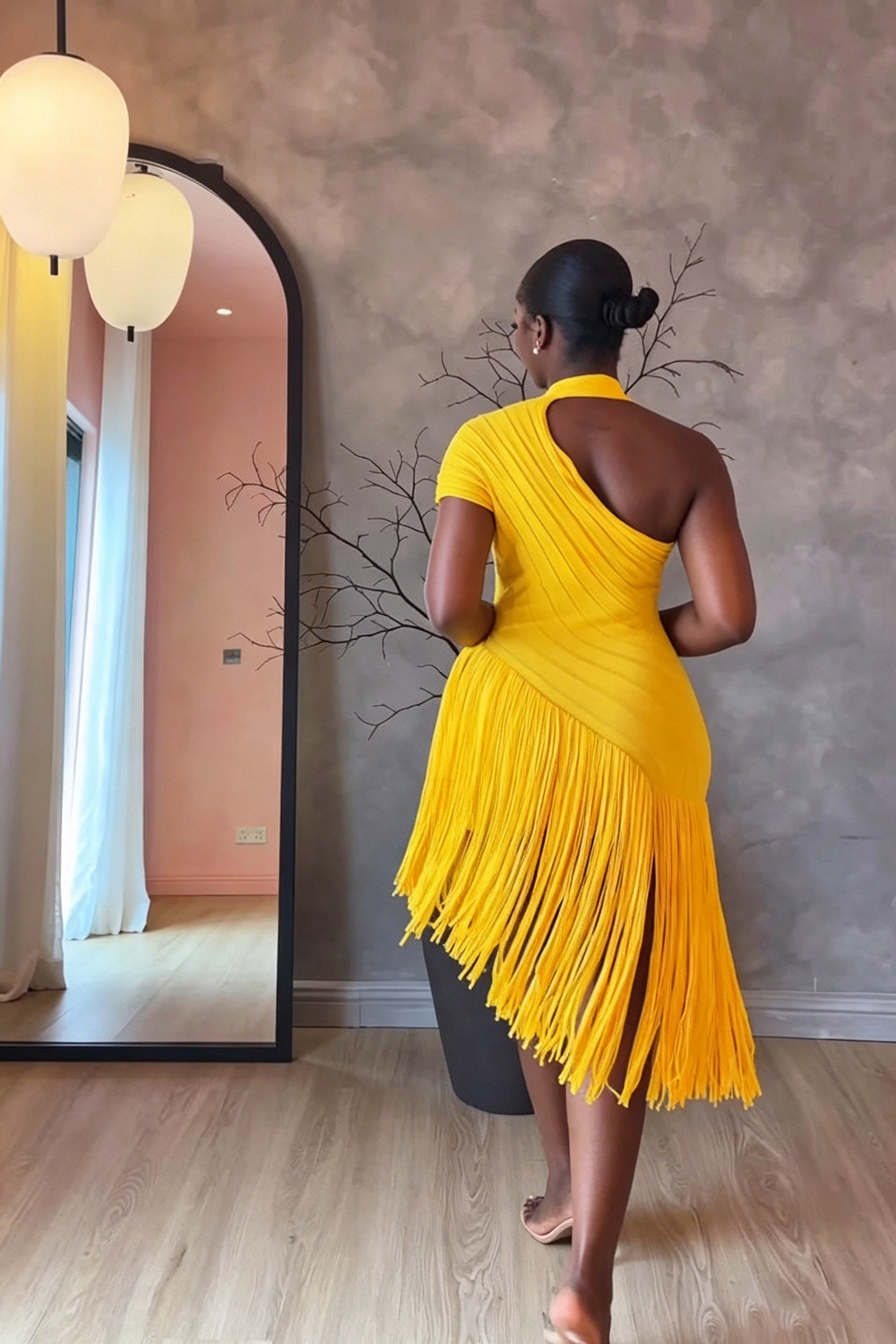 Vestido midi vibrante amarillo con recortes