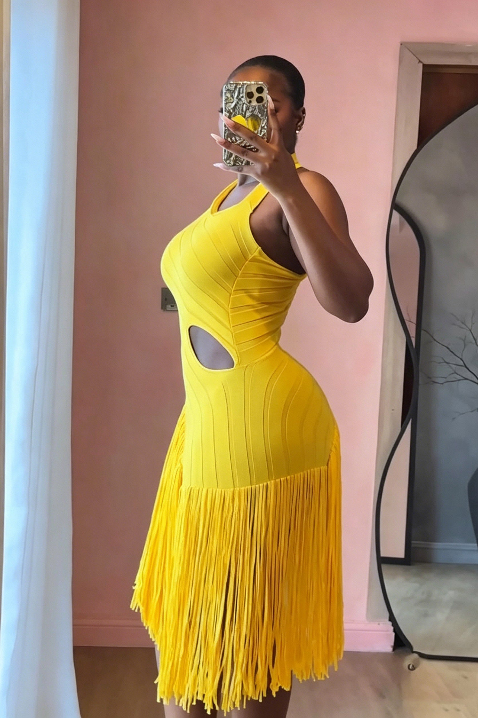 Vestido midi vibrante amarillo con recortes