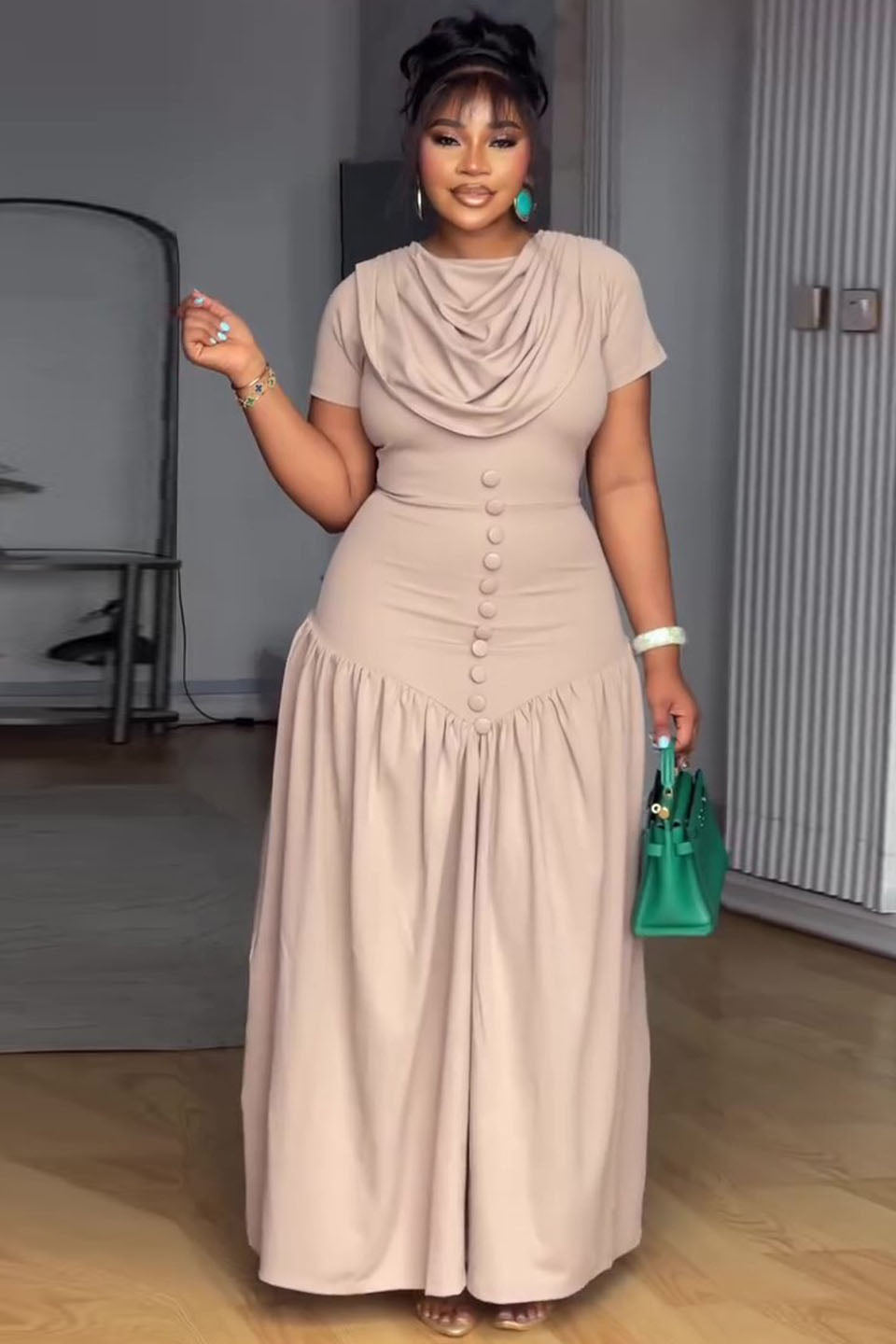 楽しいロブスタープリントのフローイーマキシドレス