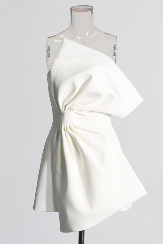 Šaty mini s úzkým střihem a vzorem mašle