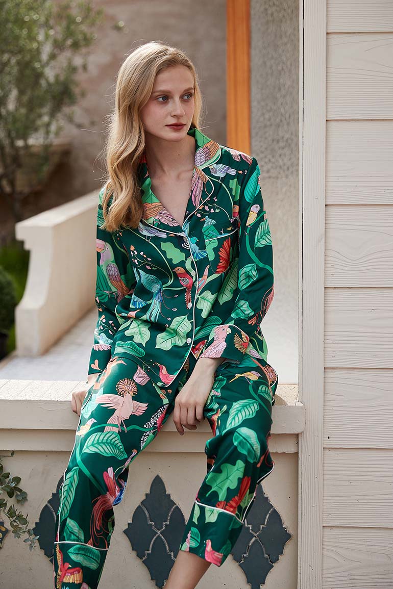 Grünes Seidenpyjama-Set mit Papageienmuster
