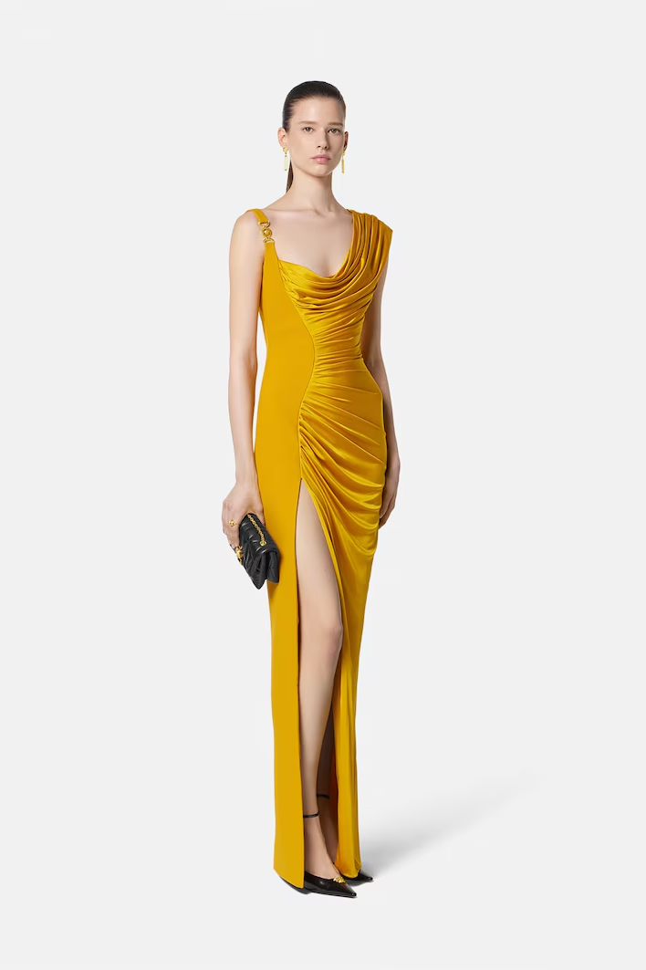 Vestido maxi con flecos y escote halter llamativo