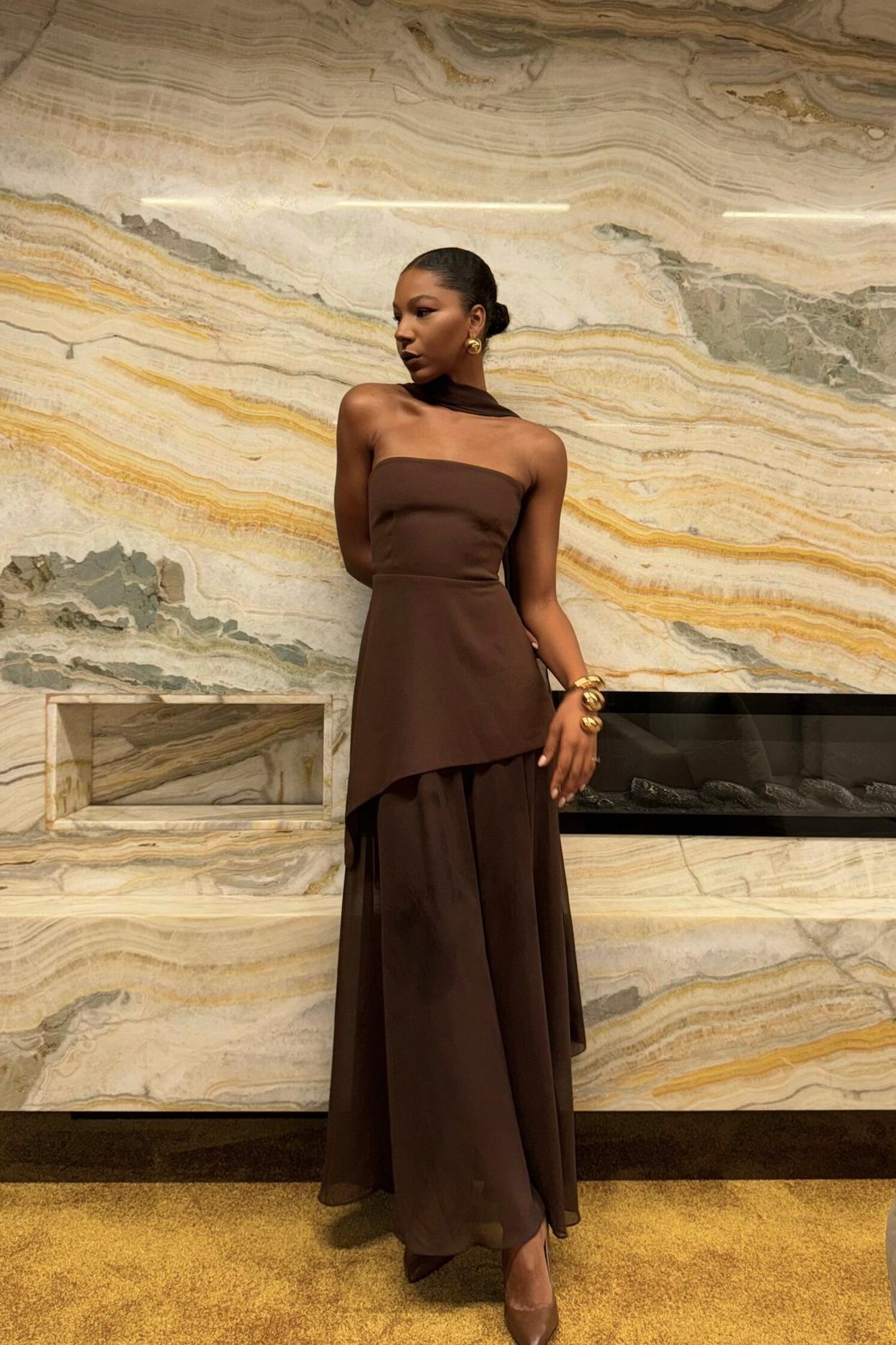 Stropløs Halter Tie-Back Maxikjole med flydende bånd