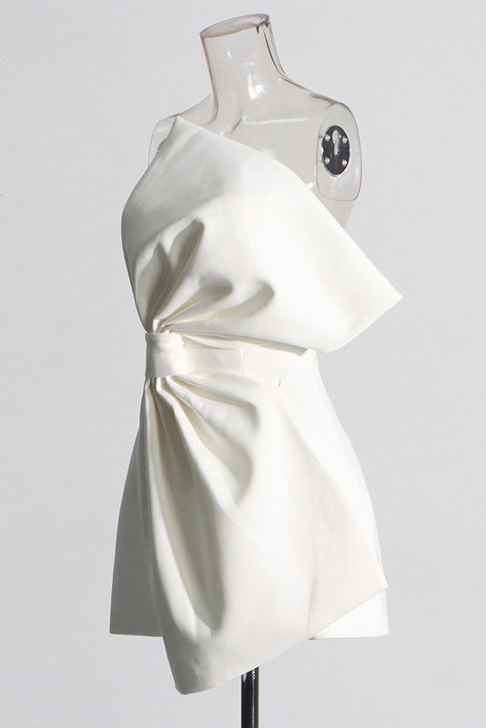 Šaty mini s úzkým střihem a vzorem mašle