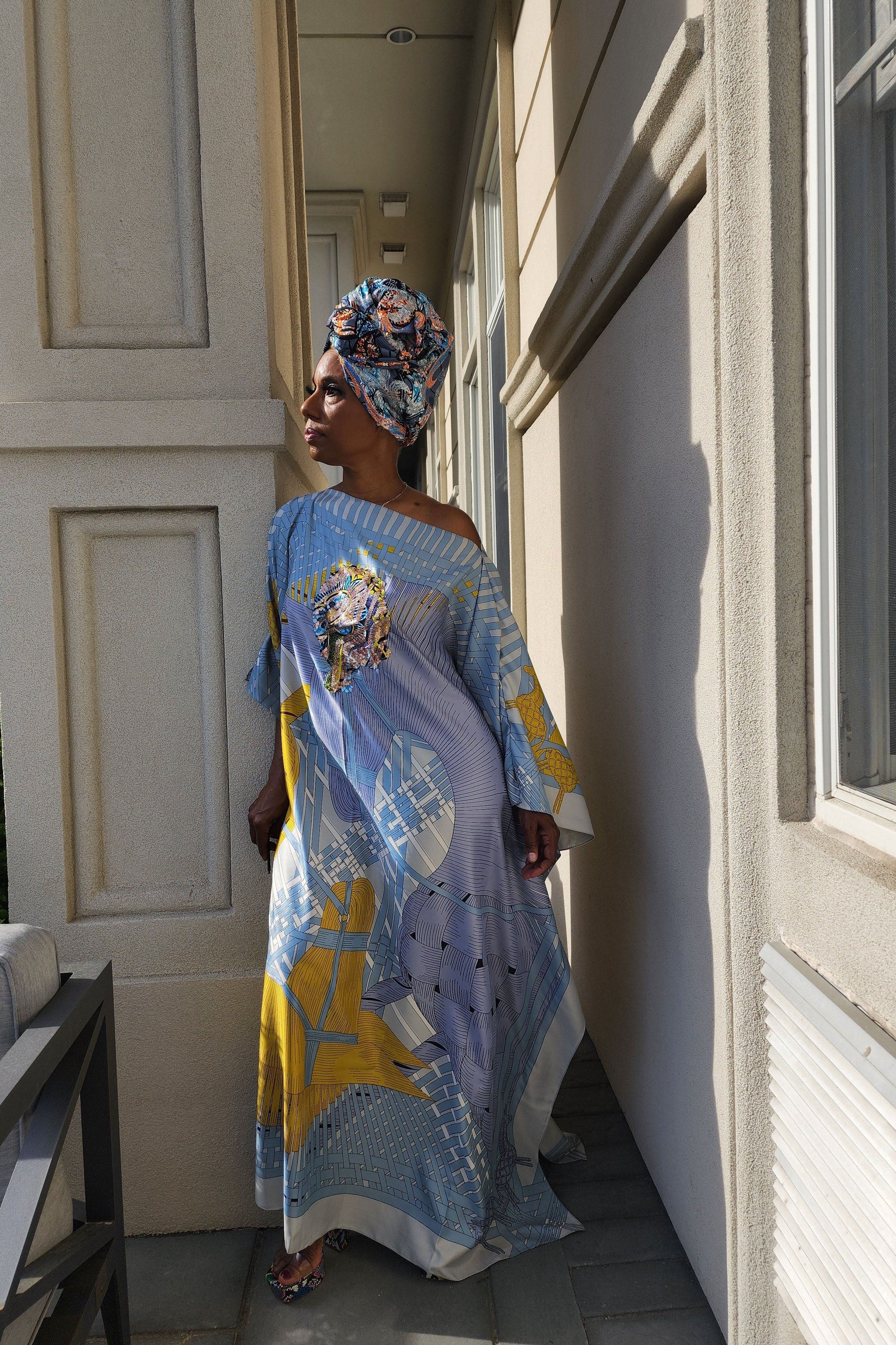 Robe longue kaftan à motif cheval abstrait