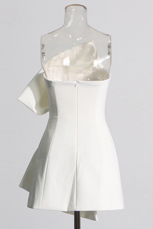 Šaty mini s úzkým střihem a vzorem mašle