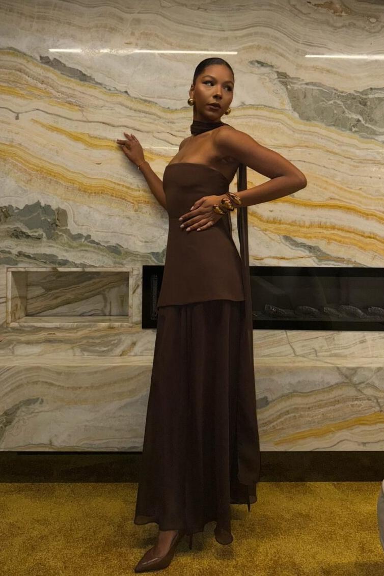 Vestido largo sin tirantes con cuello halter y lazo en la espalda con cintas fluidas