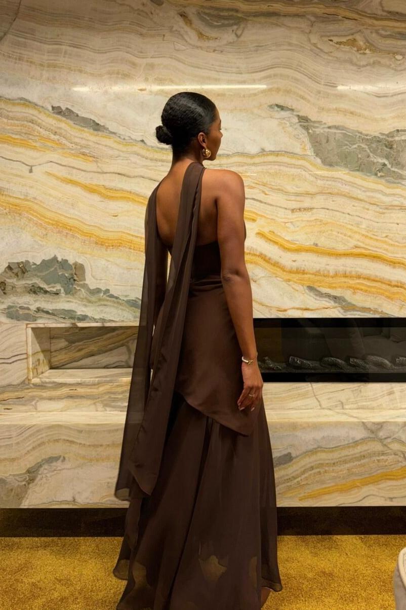 Vestido largo sin tirantes con cuello halter y lazo en la espalda con cintas fluidas