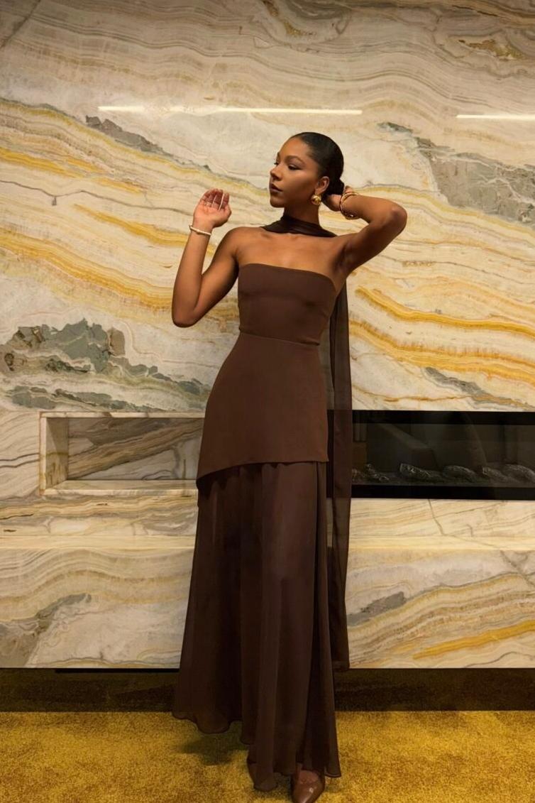 Vestido largo sin tirantes con cuello halter y lazo en la espalda con cintas fluidas