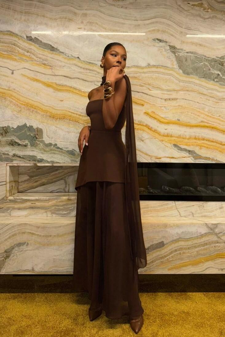 Vestido largo sin tirantes con cuello halter y lazo en la espalda con cintas fluidas