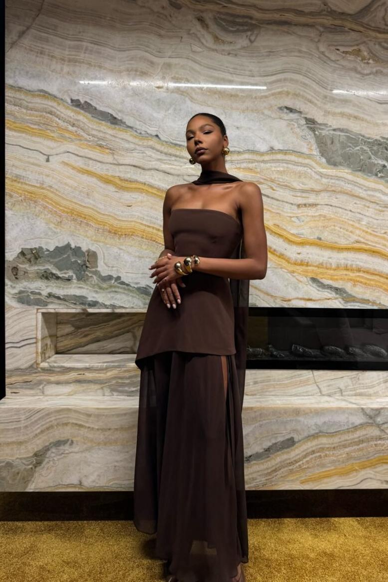 Vestido largo sin tirantes con cuello halter y lazo en la espalda con cintas fluidas