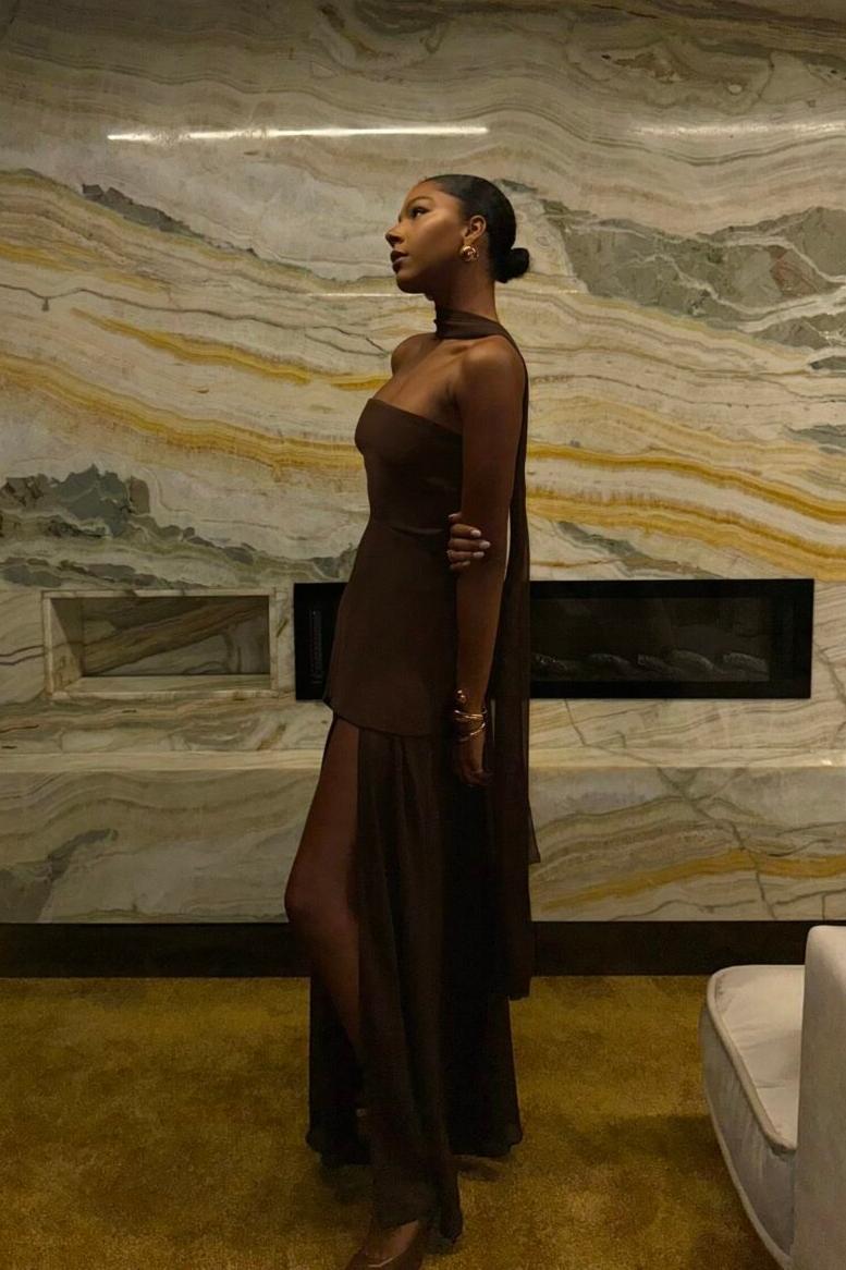 Vestido largo sin tirantes con cuello halter y lazo en la espalda con cintas fluidas