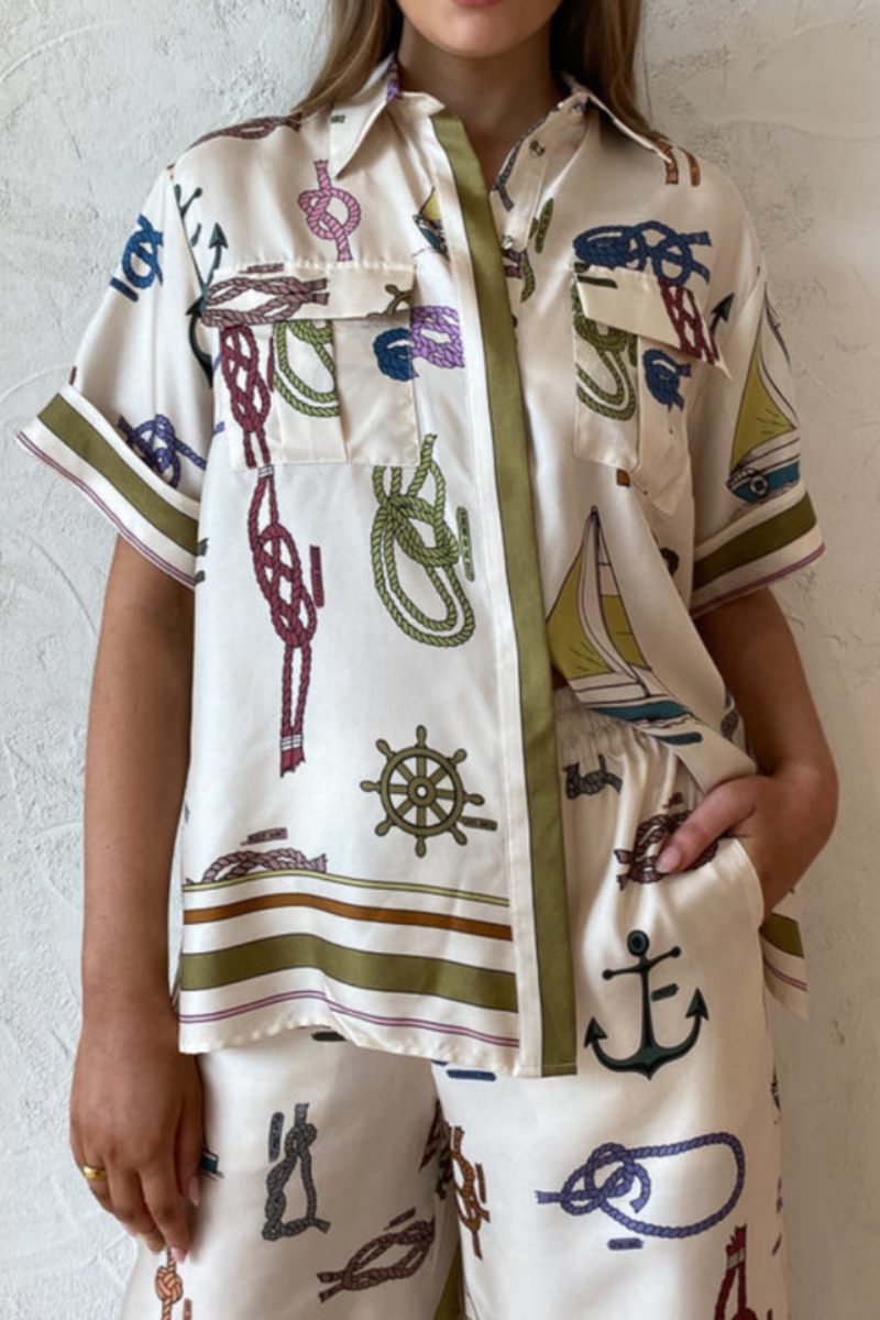 Conjunto de pantalones con motivos náuticos dibujados a mano