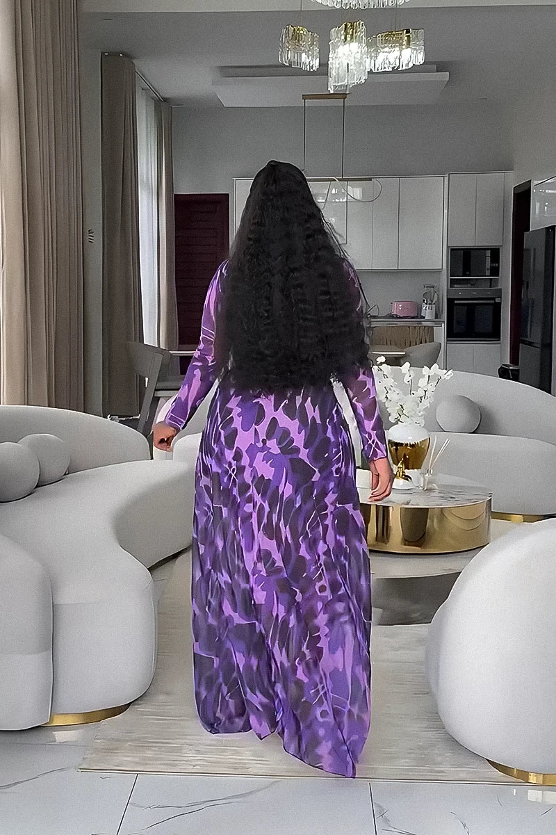 Rochie lungă cu talie răsucită și imprimeu abstract mov