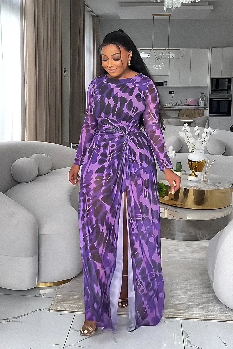 Rochie lungă cu talie răsucită și imprimeu abstract mov