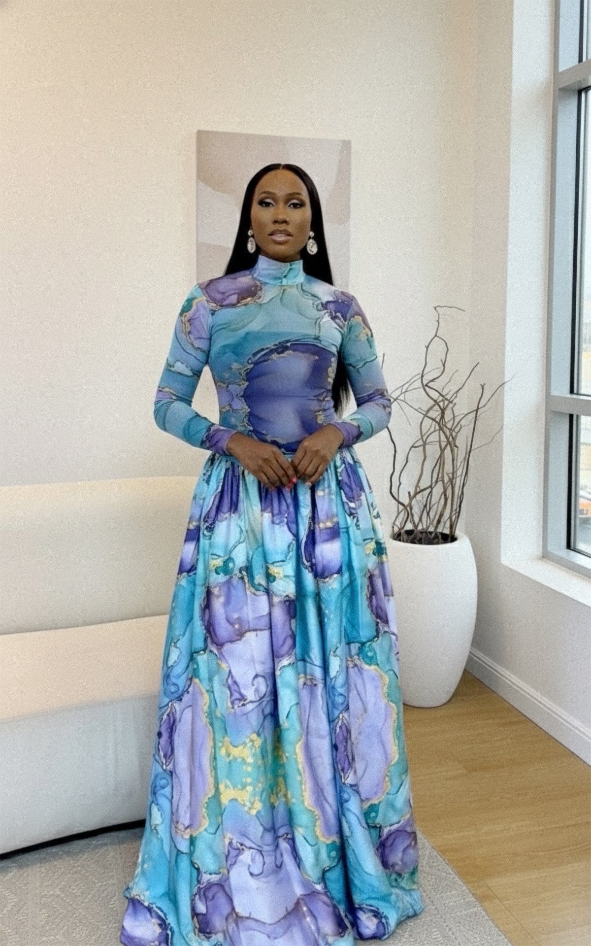 Lank Kleed mat héijem Hals, marmerfaarwege Muster a ausgestalltem, laange Rock