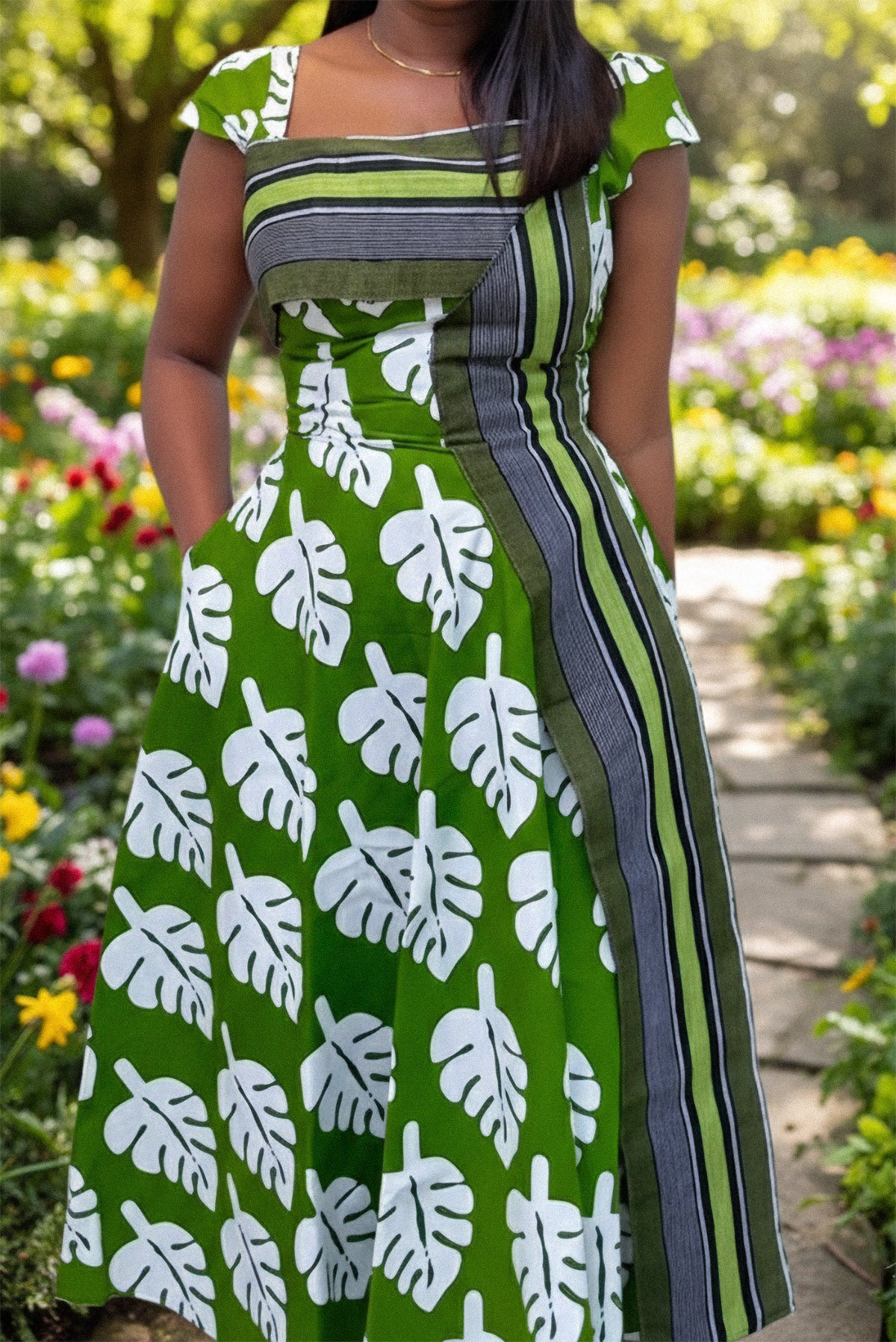 gréng Kleed a mëttlerer Längt mat Monstera-Blat-Muster