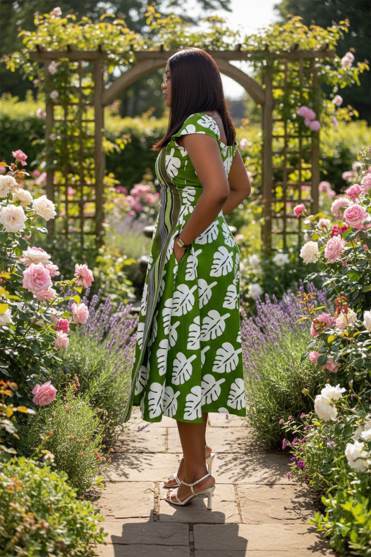 gréng Kleed a mëttlerer Längt mat Monstera-Blat-Muster