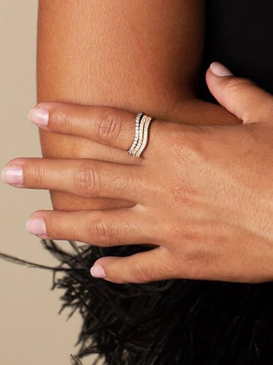 Elegante Wellelinn Réng mat agefaasste Diamanten