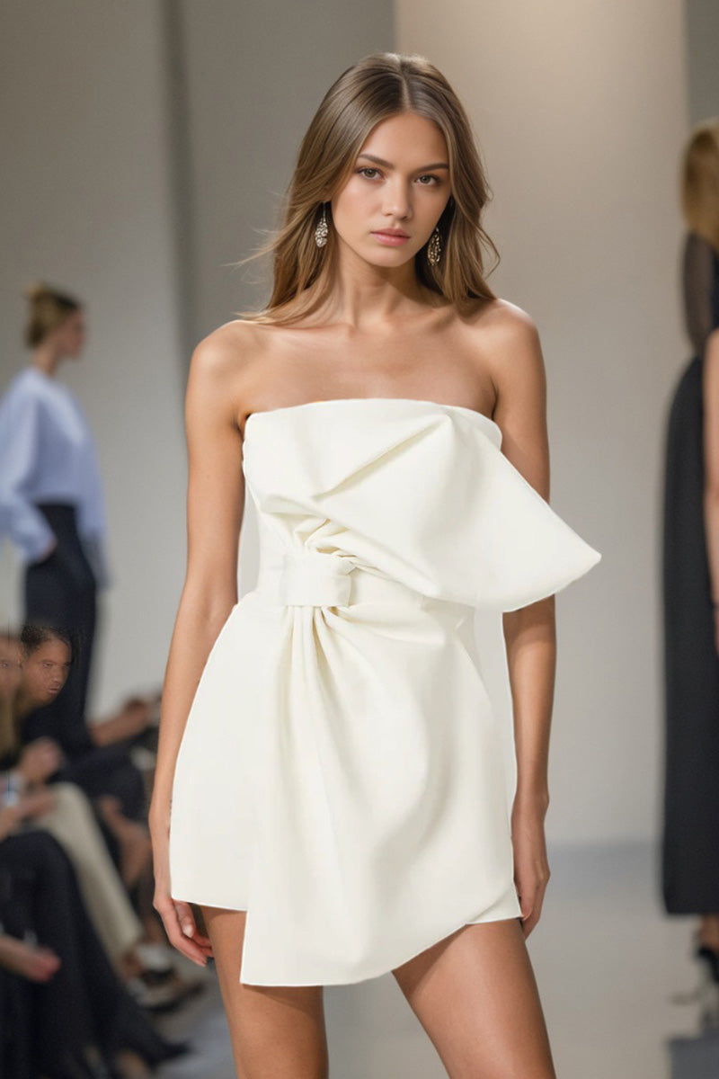 Šaty mini s úzkým střihem a vzorem mašle