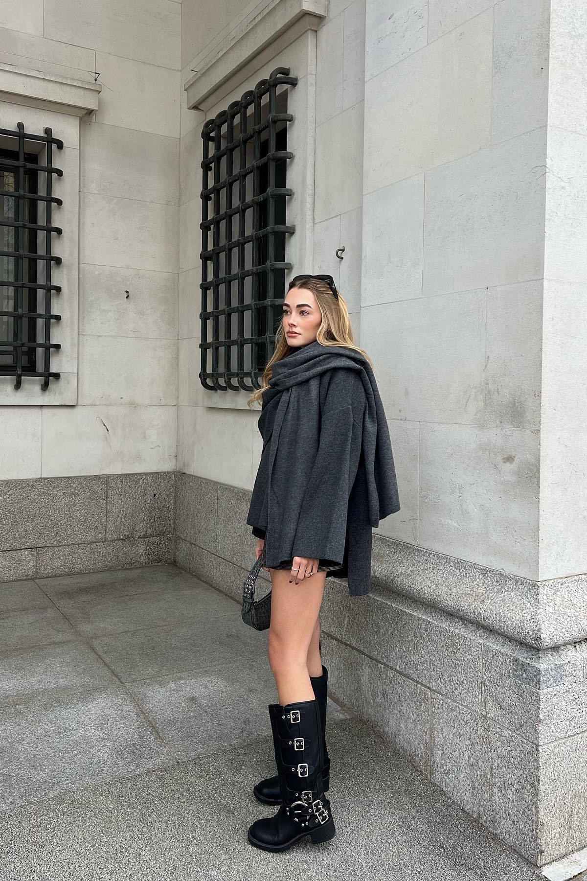 Chaqueta con bufanda asimétrica