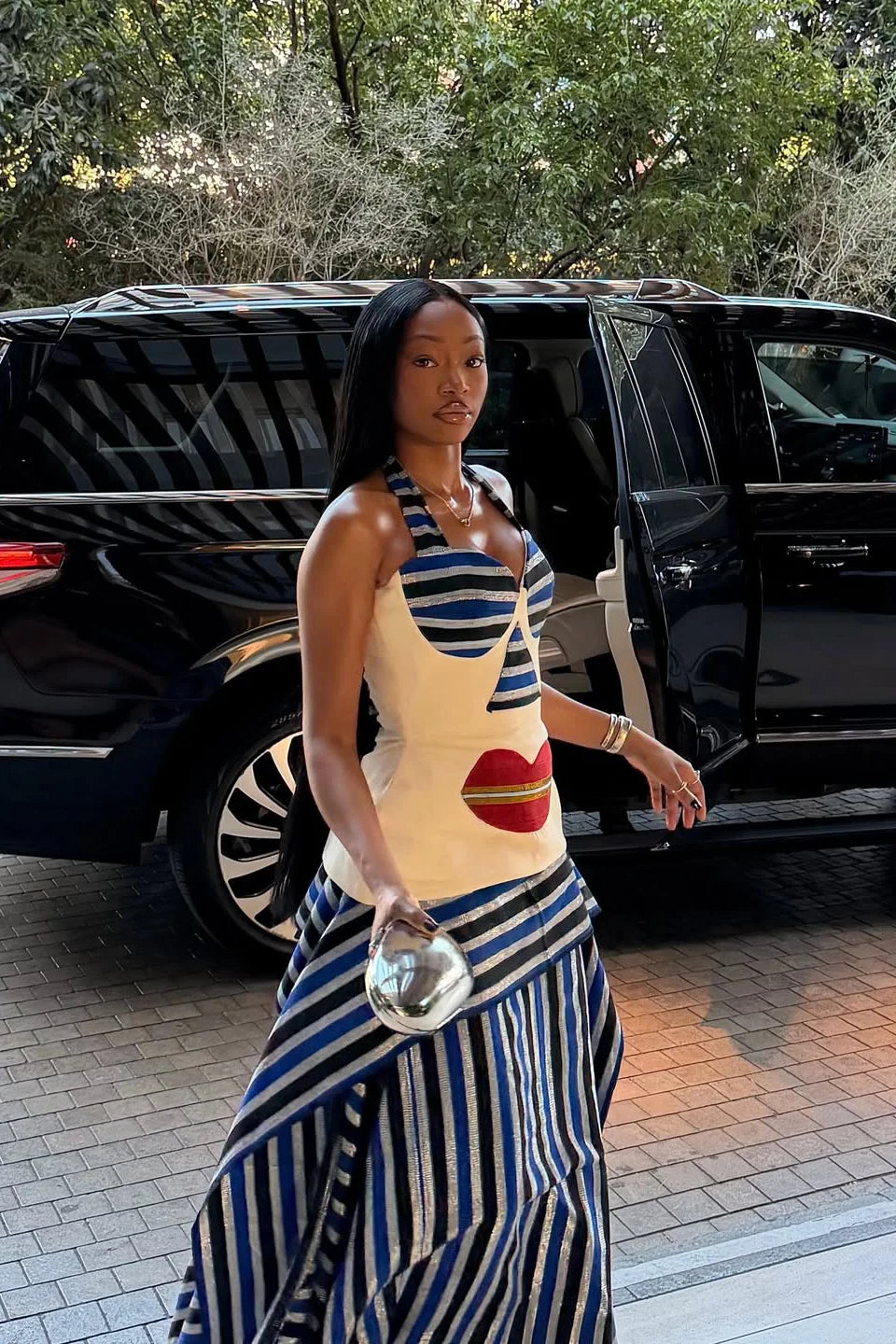 Oberdeel am Bustierstil mat abstraktem Gesiichtsmotiv an Halsbännercher