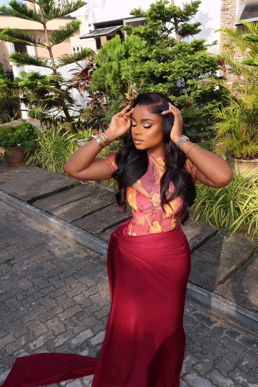 Maxikleid mit ausgestelltem Rock und Marmor-Muster, hoher Kragen