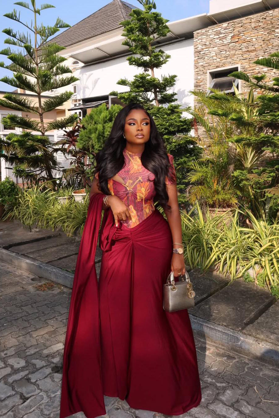 Maxikleid mit ausgestelltem Rock und Marmor-Muster, hoher Kragen