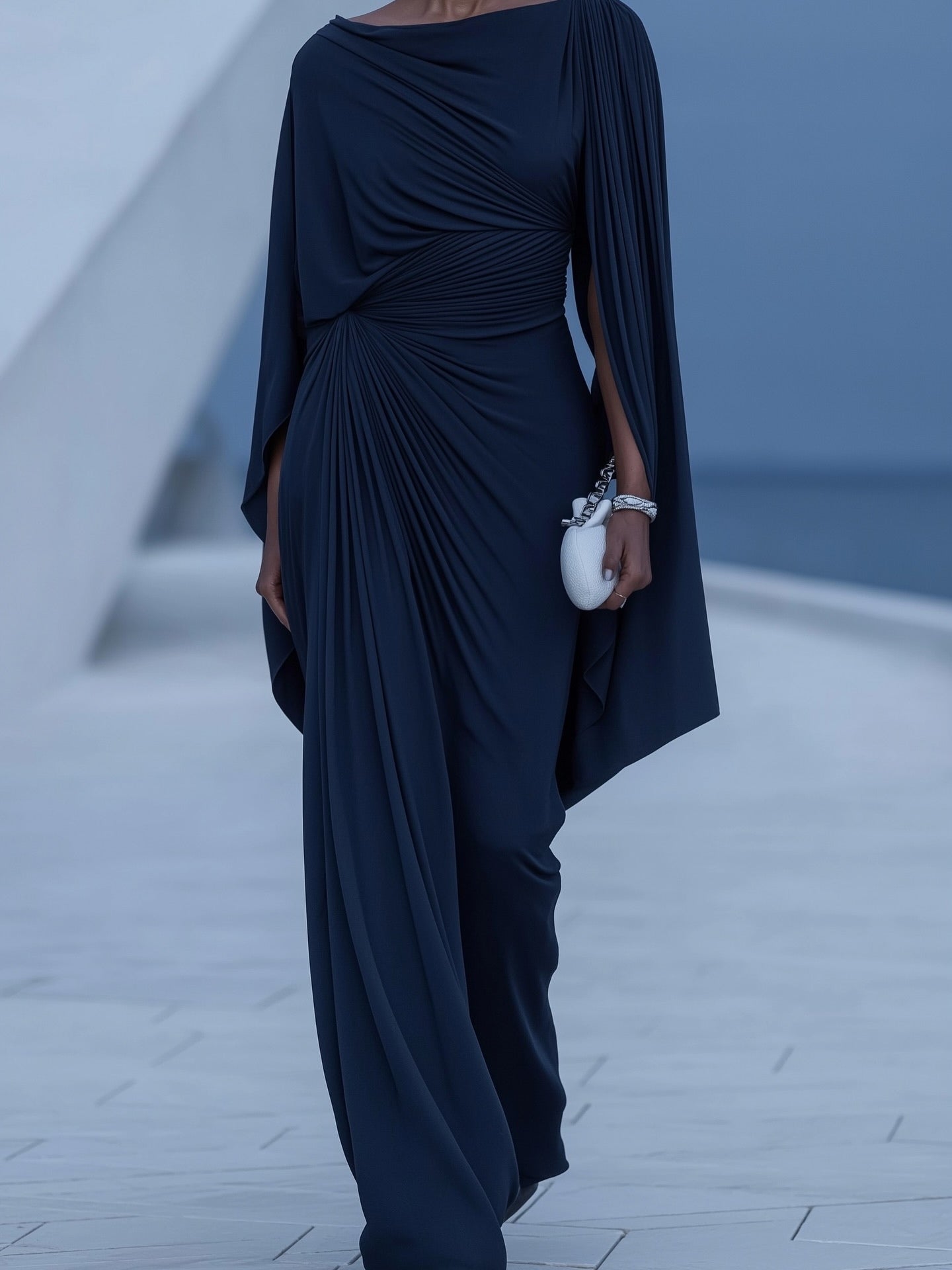 Dunkelblo drapéiert Maxi-Kleed mat plisséiertem Cape