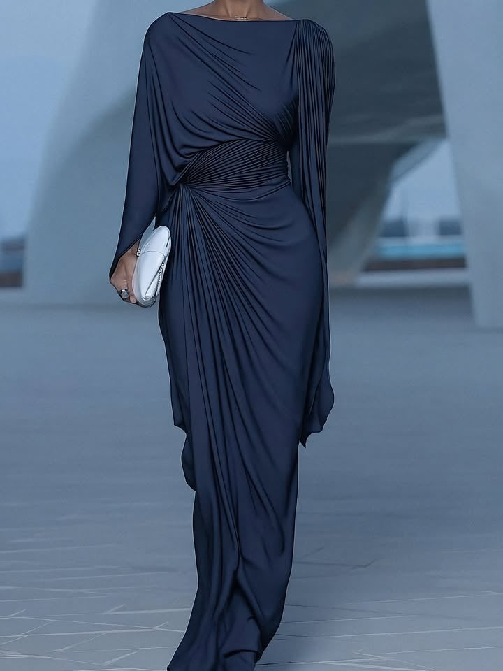 Dunkelblo drapéiert Maxi-Kleed mat plisséiertem Cape