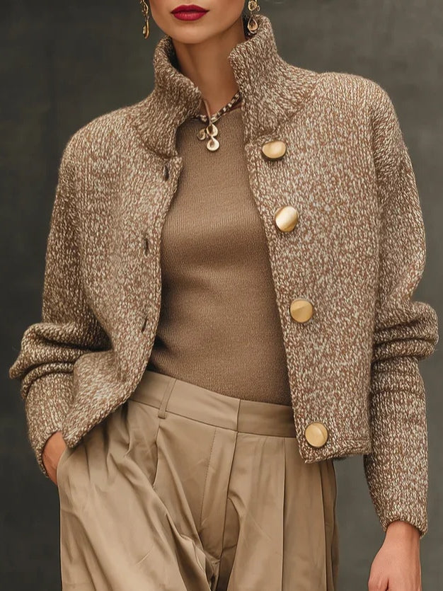 Suéter cárdigan camel con cuello alto y botones delanteros
